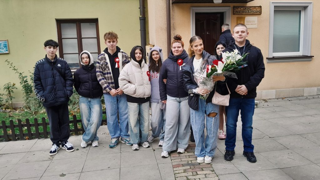 Delegacja naszych uczniów na miejskich obchodach Narodowego Święta Niepodległości